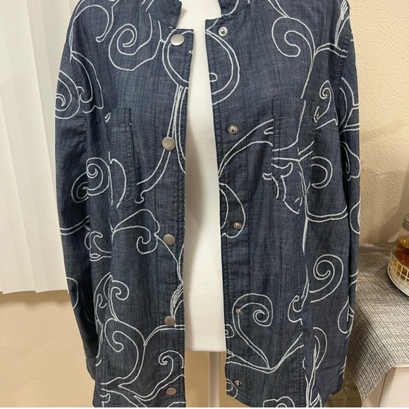 CHICOS LONG SLEEVE BOTTOM SHIRT OR JACKET SIZE 2. - Picture 7 of 16